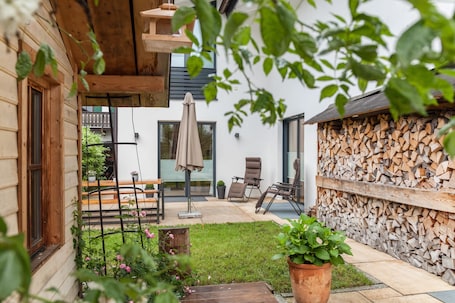 Terrace/patio. Vacation Home "Das Bergzeit" with Mountain View, Wi-Fi, Garden & Terrace