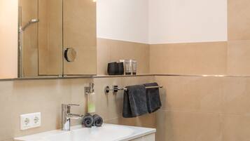 Bathtub, free toiletries, hair dryer, towels