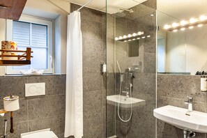 Shower, hair dryer, towels - Chalet Rauschn with mountain view with shared sauna, terrace, balcony; pet friendly (Farchant)