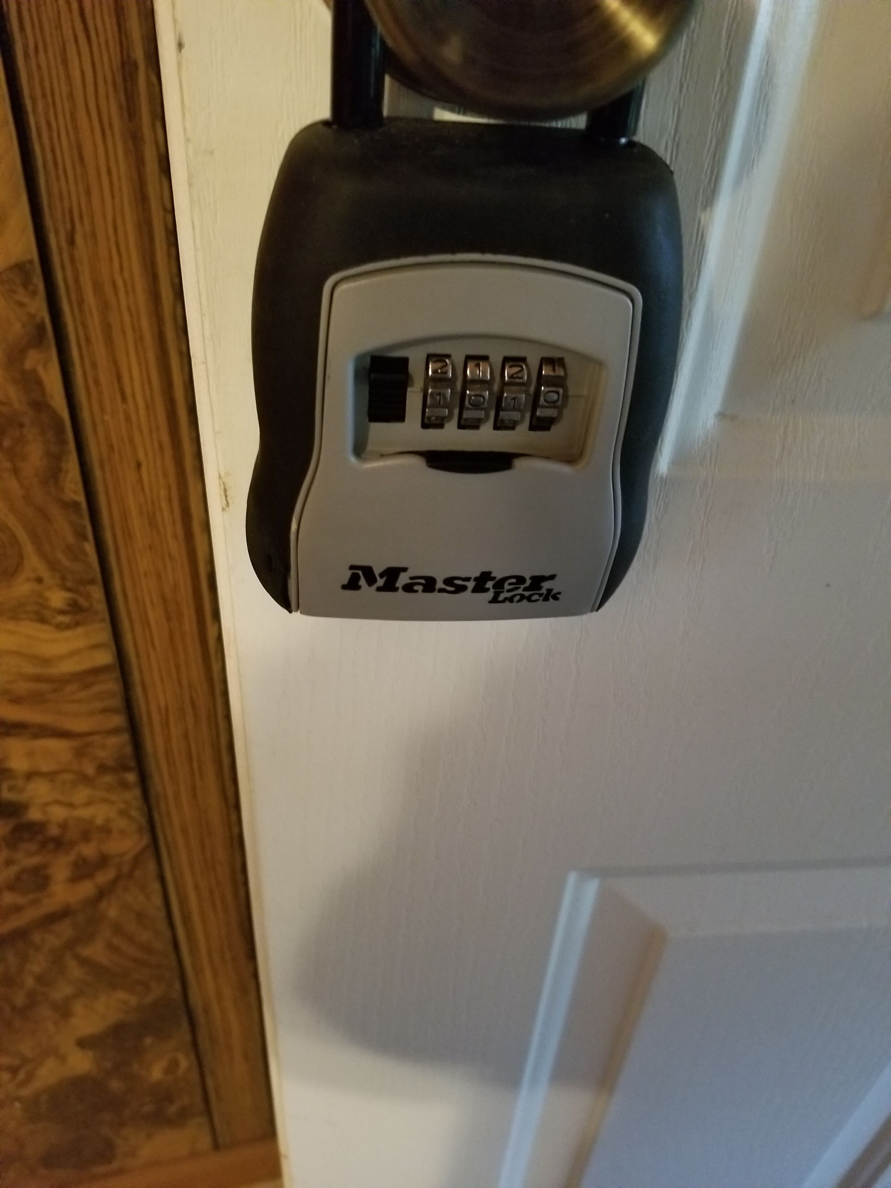 Een cijferslot van Master Lock bevestigd aan een deur.