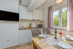 Køleskab, mikrobølgeovn, kogeplade, brødrister
