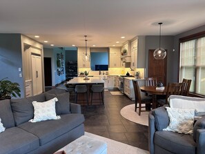 Smart TV, chimenea, reproductor de DVD y libros 