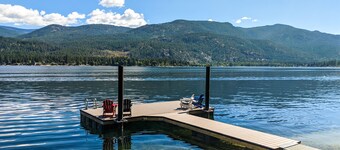 Waterfront, dog-friendly gem with WiFi, boat access, grill, and private dock