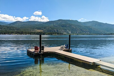 Waterfront, dog-friendly gem with WiFi, boat access, grill, and private dock