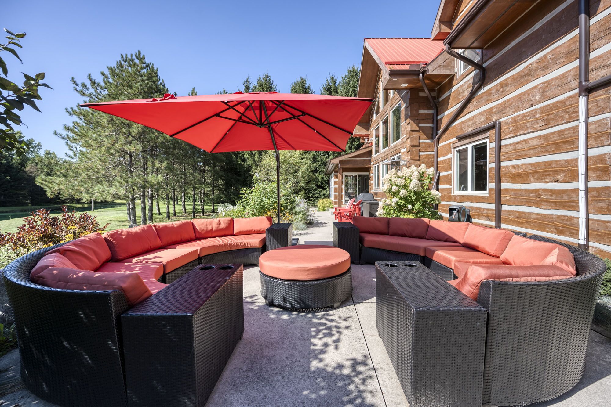 Deluxe Log Cabin with private swimmable pond! 