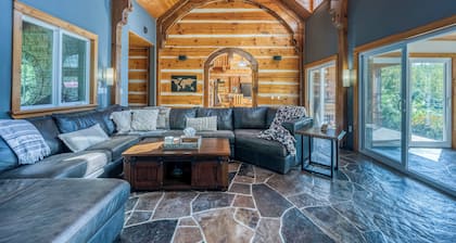 Large Grand Bend Getaway. Swim, Golf, Relax