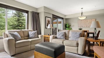 Smart-tv, een open haard, een dvd-speler en een kantoor