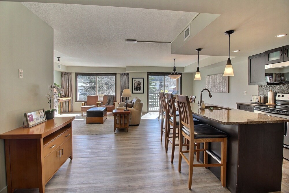 Beautiful RENOVATED 2bd/2bth Condo with Hot Tub and Mountain Views!