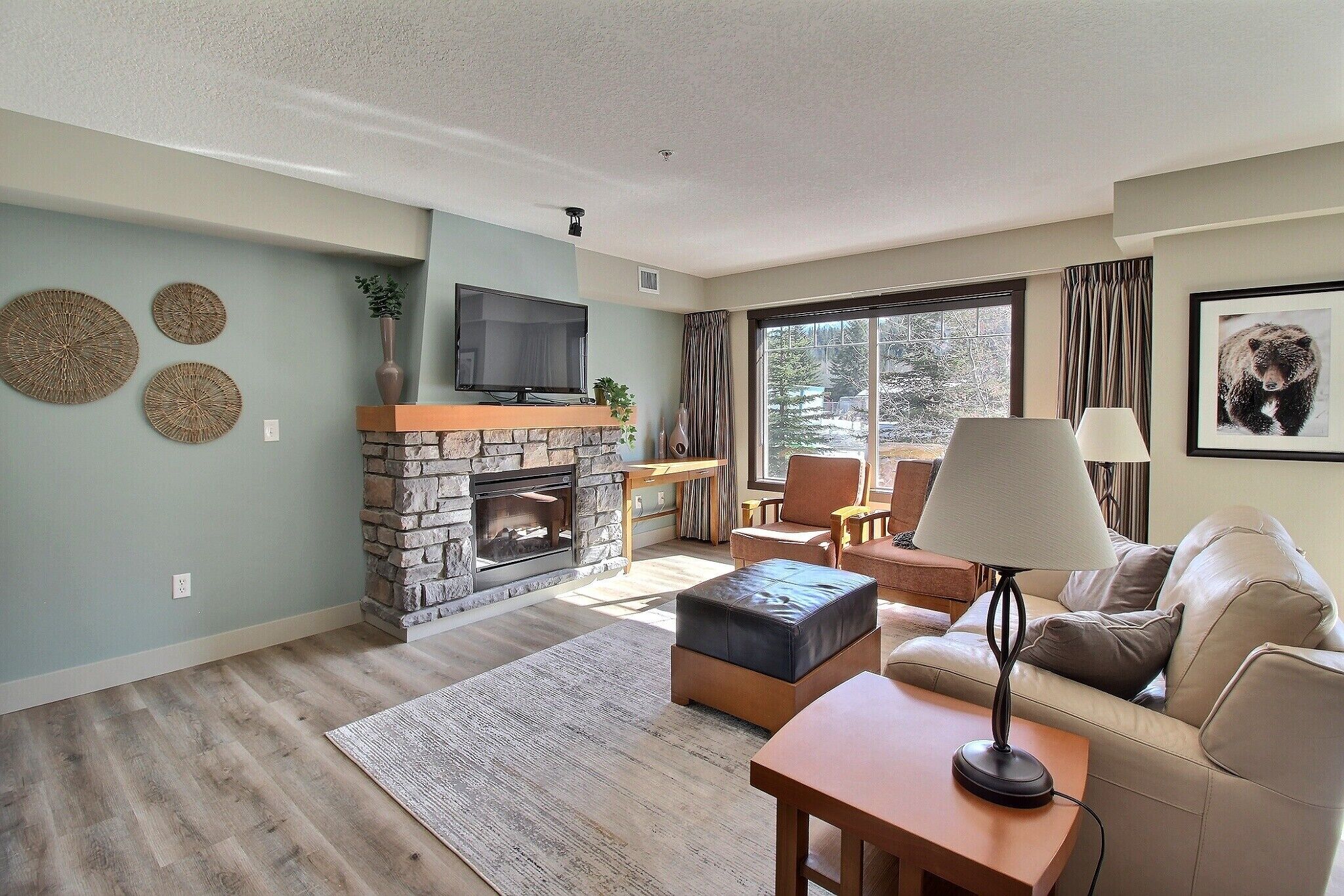 Beautiful RENOVATED 2bd/2bth Condo with Hot Tub and Mountain Views!