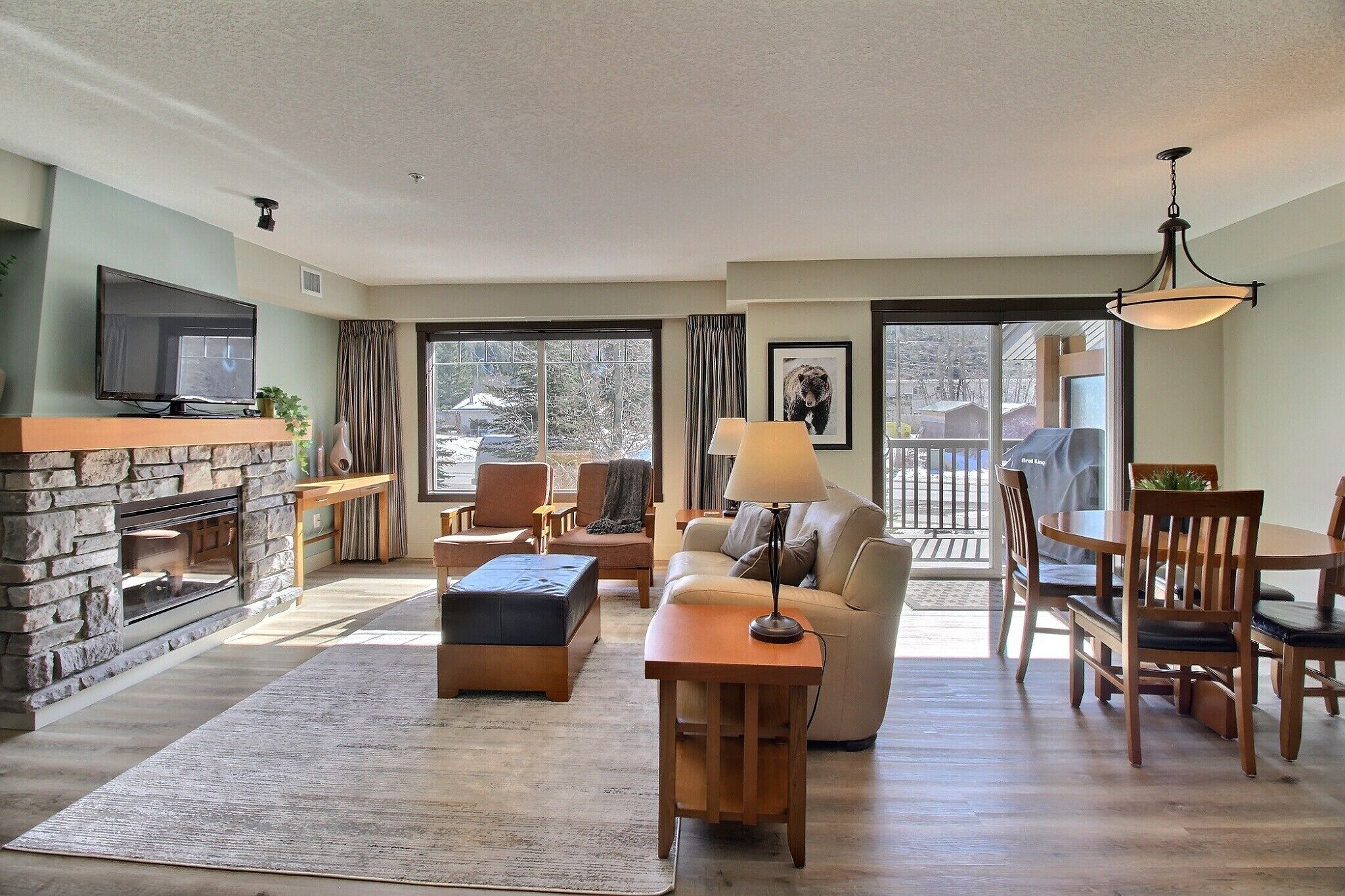 Beautiful RENOVATED 2bd/2bth Condo with Hot Tub and Mountain Views!