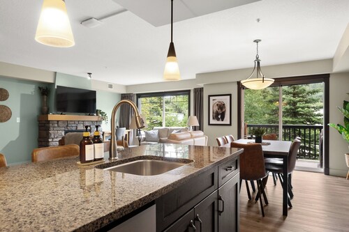 Beautiful South Facing 2bd/2bth Condo with Hot Tub and Gorgeous Mountain Views!