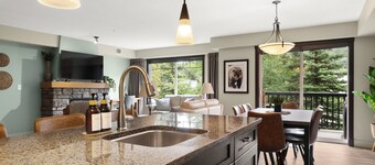 Beautiful South Facing 2bd/2bth Condo with Hot Tub and Gorgeous Mountain Views!