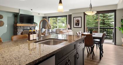 Beautiful South Facing 2bd/2bth Condo with Hot Tub and Gorgeous Mountain Views!