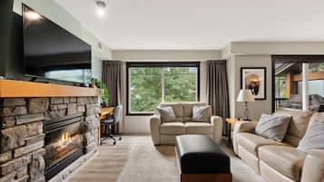 Smart-tv, een open haard, een dvd-speler en een kantoor