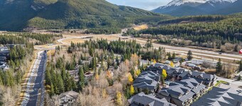 Beautiful South Facing 2bd/2bth Condo with Hot Tub and Gorgeous Mountain Views!