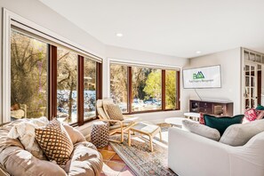 Een smart-tv, een open haard en een kantoor