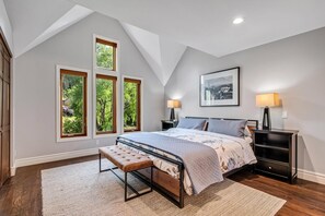 3 slaapkamers, een bureau, een strijkplank/strijkijzer, reisbedje