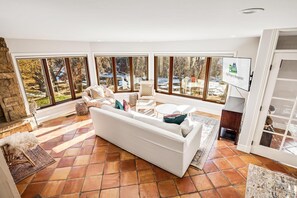 Smart TV, chimenea y oficina 