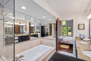 Bañera con ducha, secador de pelo, toallas, jabón