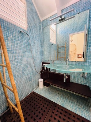 Een douche, een haardroger, handdoeken, zeep