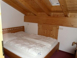 2 bedrooms, bed sheets