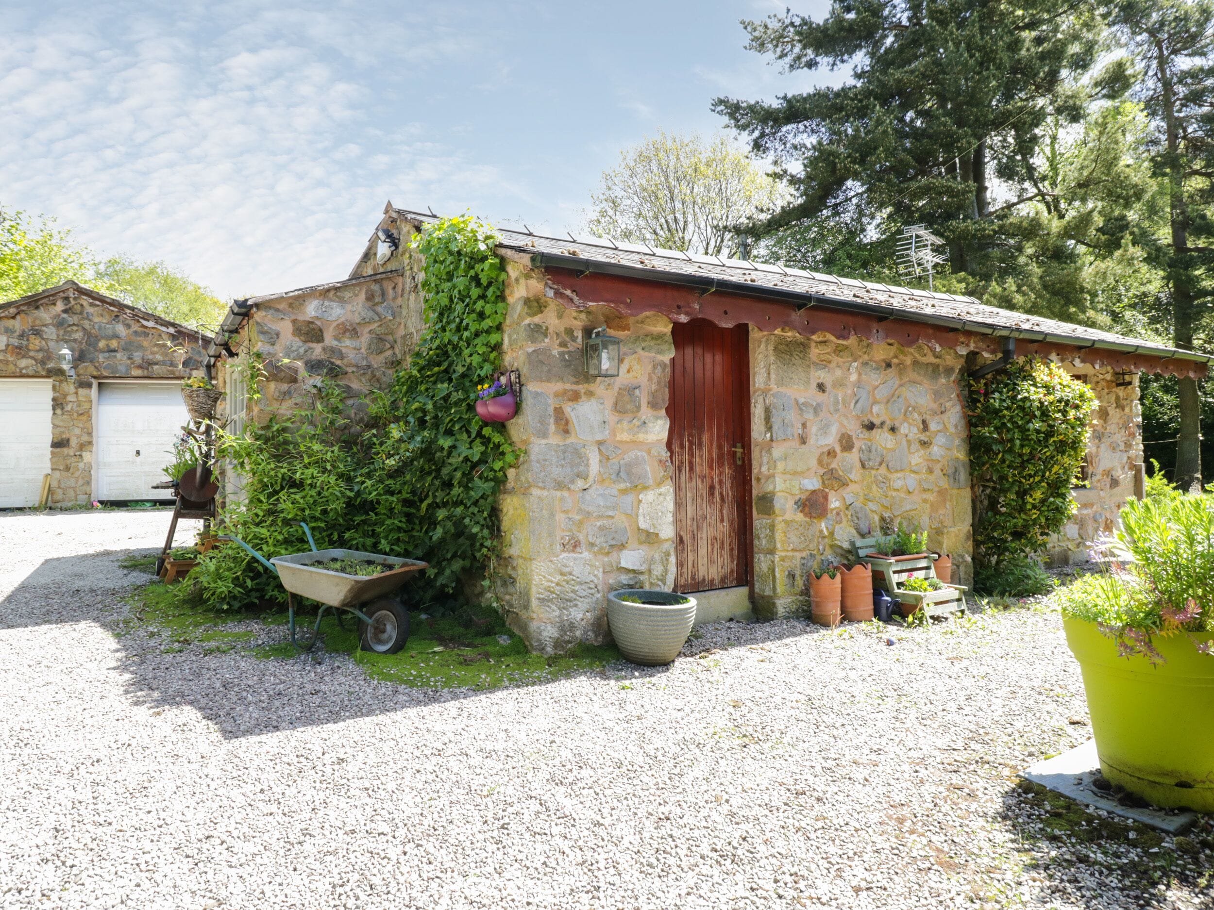 REDWOOD LODGE, romantic, character holiday cottage in Brymbo
