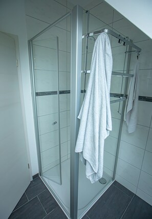 Shower, hair dryer, towels, toilet paper - Apartment Haus Maria Waldblick Hühnernest 20 sqm with single kitchen, near Legoland (Burtenbach)