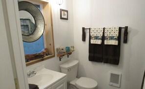Ducha, secador de pelo, toallas, jabón