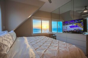 3 bedrooms, desk, iron/ironing board, free WiFi - ~40' Ocean Front - 3 Levels - Hot Tub - Exclusive Patio (San Diego)