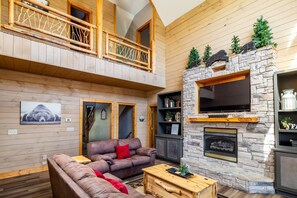 Smart TV, fireplace, DVD player, table football - Spring Break SALE!  Private Pool, Theater, Game Room, Hot Tub & Amazing Views! (Sevierville)