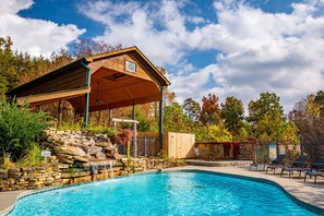 Piscine avec cascade