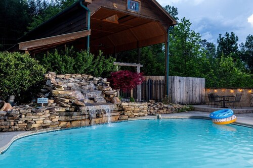 Amazing FALL Views! Pool, Theater, Games & Hot Tub