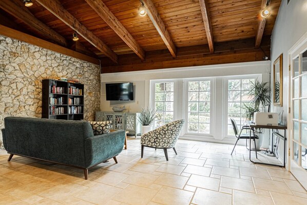 TV, fireplace