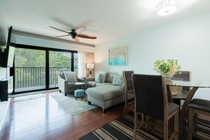 TV, fireplace - Park Shore Resort-newly renovated 2nd flr-master suite w/direct lanai access-incredible water views (Naples)