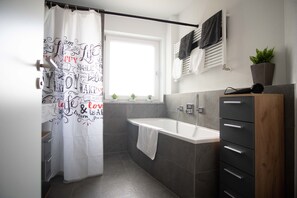 Badewanne, Haartrockner, Handtücher