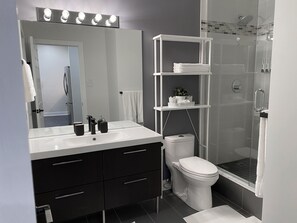 Dusche, Haartrockner, Handtücher, Seife