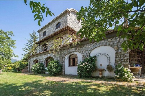 Villa Ramona: A characteristic and welcoming three-story villa situated in a quiet location, surrounded by a wonderful garden, with Free WI-FI.