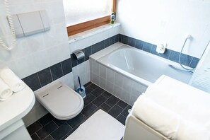 Bañera, secador de pelo, toallas