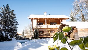 A two-story wooden chalet with a balcony, surrounded by snow-covered trees and a clear sky. - Apartment "Bergfrieden 2 B" with Mountain View, Pool, Wi-Fi, Terrace & Garden (Seis am Schlern BZ)