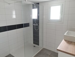 Suihku, hiustenkuivaaja, pyyhkeet, vessapaperi