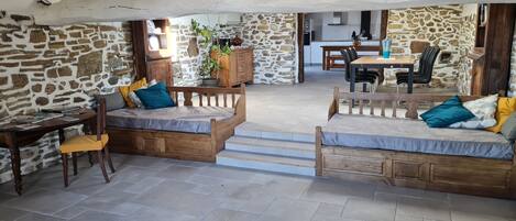 Téléviseur, table de ping-pong, livres, chaßne audio