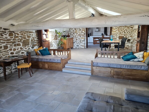 TV, table tennis, books, stereo - Old restored sheepfold in Ainhoa (Ainhoa)