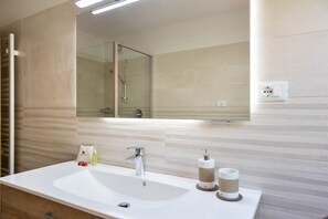シャワー、バスアメニティ (無料)、ヘアドライヤー、タオル