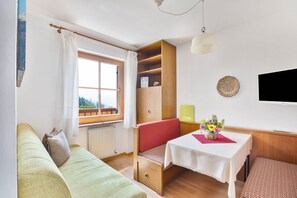 Televisio, takka, pöytätennispöytä