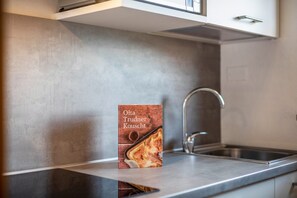 Jääkaappi, mikroaaltouuni, liesi, kahvin-/teenkeitin