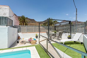 A rooftop patio with a pool, outdoor seating, and a view of the mountains. - Holiday Home ‘Casa La Huertecilla’ with Private Pool (La Sorruenda)