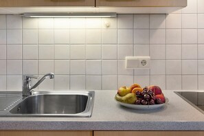 Kühlschrank, Mikrowelle, Herdplatte, Geschirrspüler