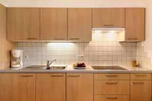 Kylskåp, mikrovågsugn, spishäll och diskmaskin