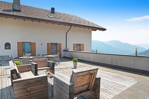 Terrace/patio - Apartment "Stinerhof - Panoramablick" with Mountain View, Balcony & Garden (Völs am Schlern)