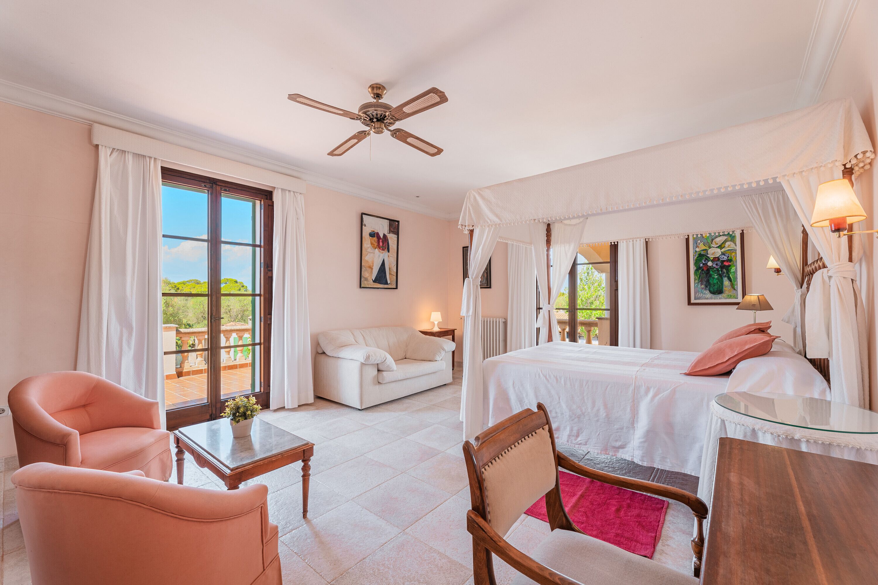 Televisie en een open haard